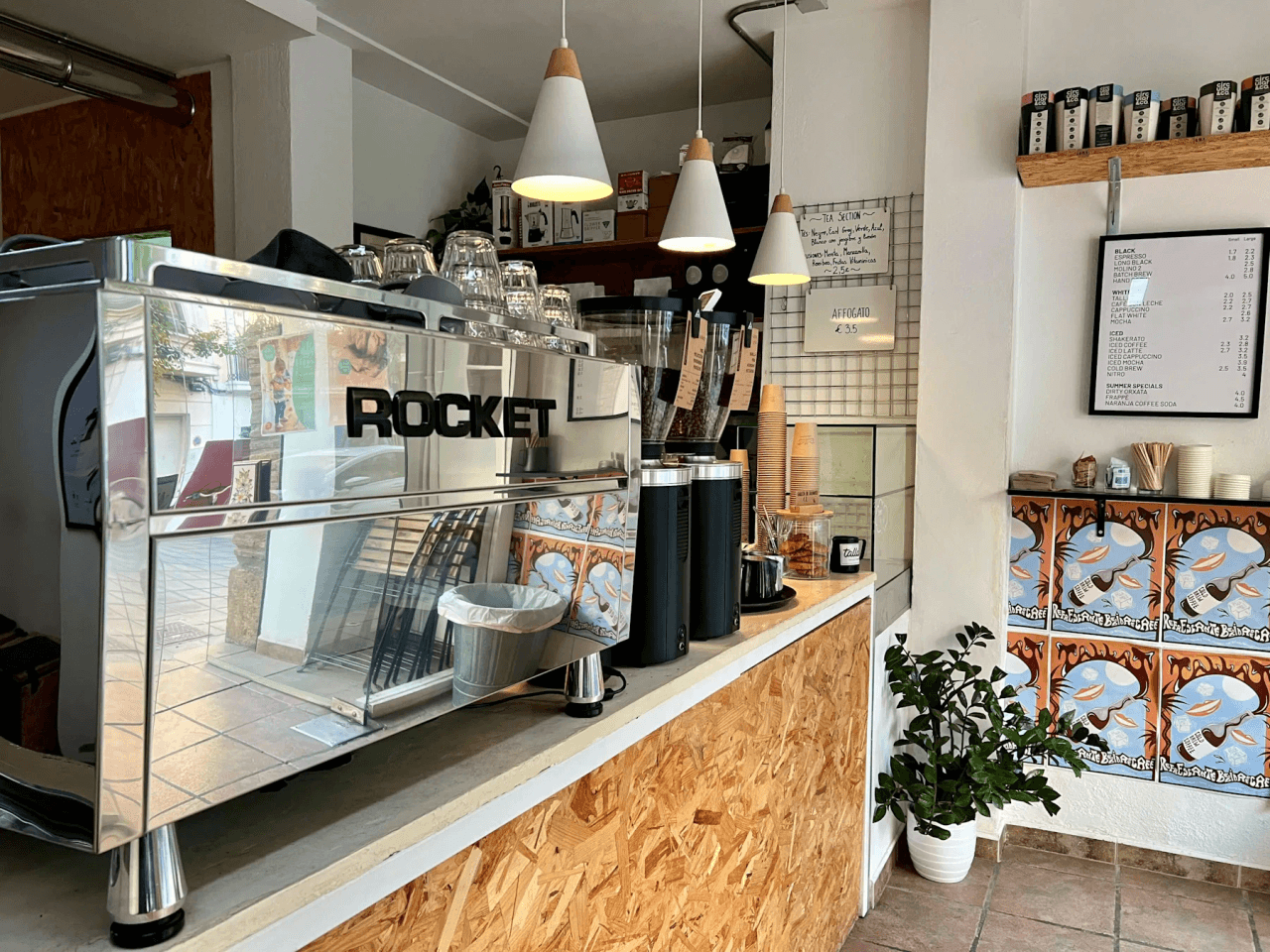 Morgenrituale: Kaffeekultur und Küstenleben in El Cabanyal