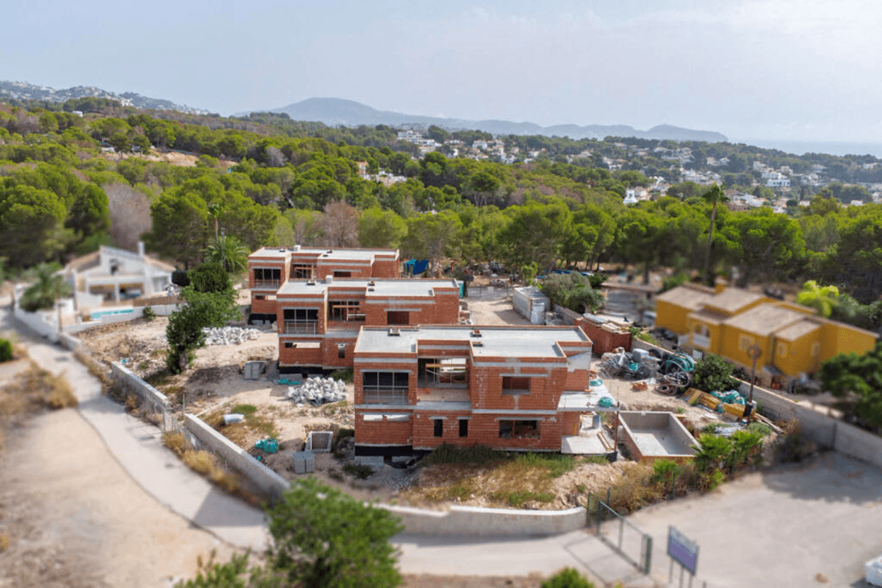 Nieuwe villa met privézwembad en open uitzicht in Calpe - Oplevering 2026