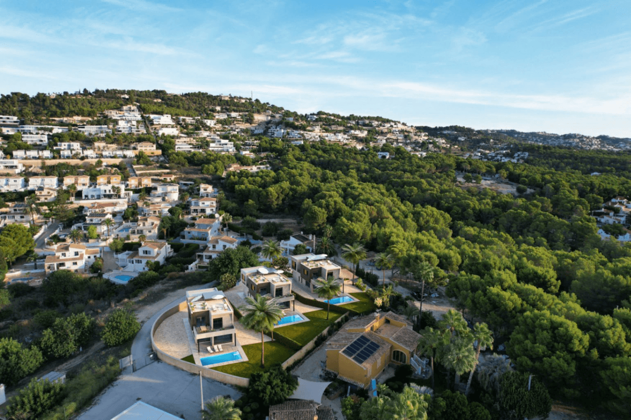 Nieuwe villa met privézwembad en open uitzicht in Calpe - Oplevering 2026