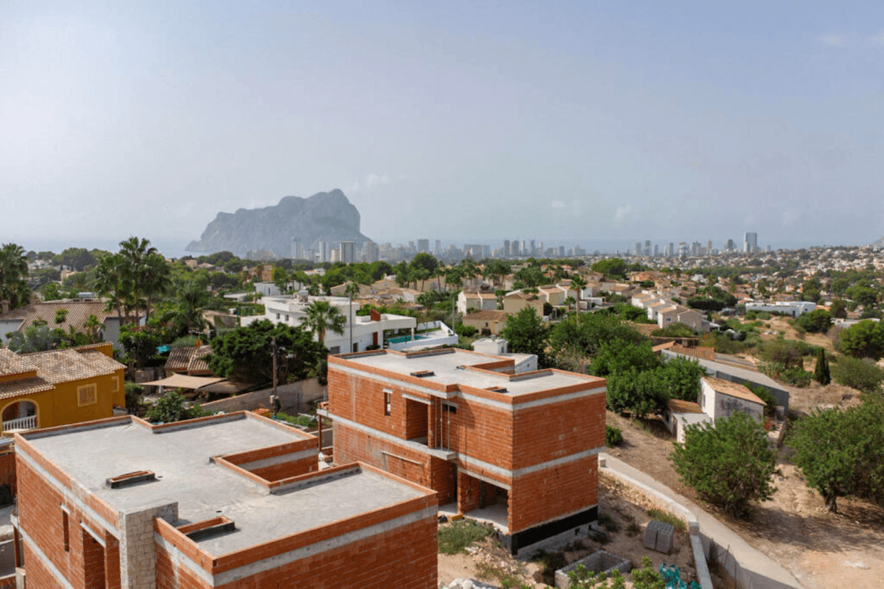 Nieuwe villa met privézwembad en open uitzicht in Calpe - Oplevering 2026