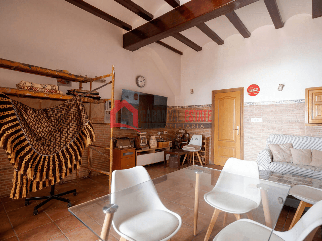 Planta baja con vigas vistas y espectacular patio de 23m²