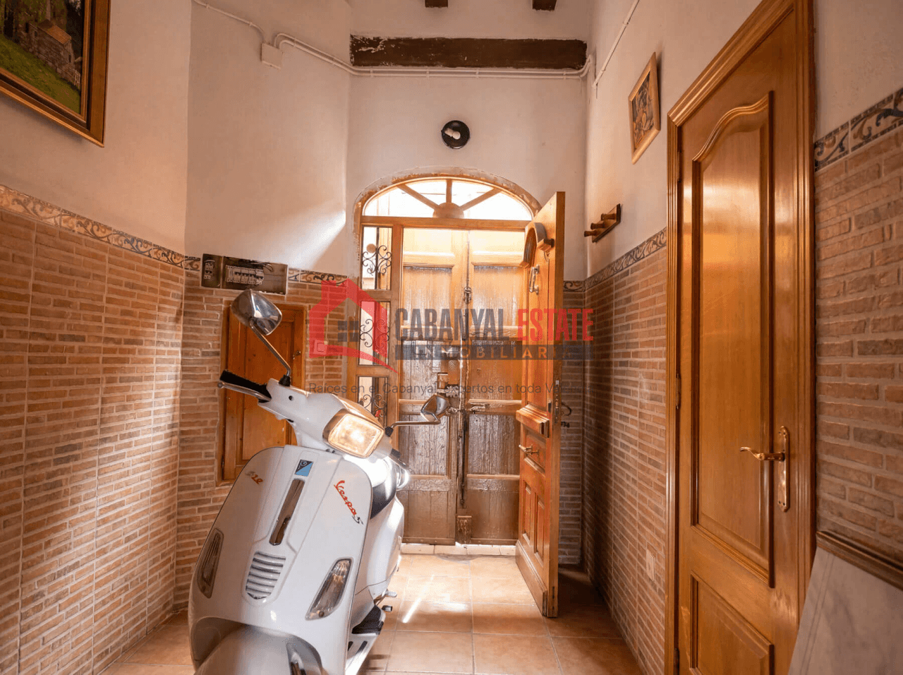 Planta baja con vigas vistas y espectacular patio de 23m²