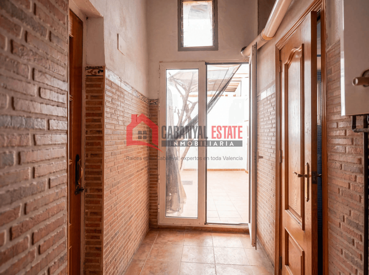 Planta baja con vigas vistas y espectacular patio de 23m²