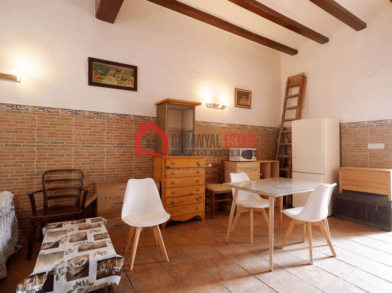 Planta baja con vigas vistas y espectacular patio de 23m²