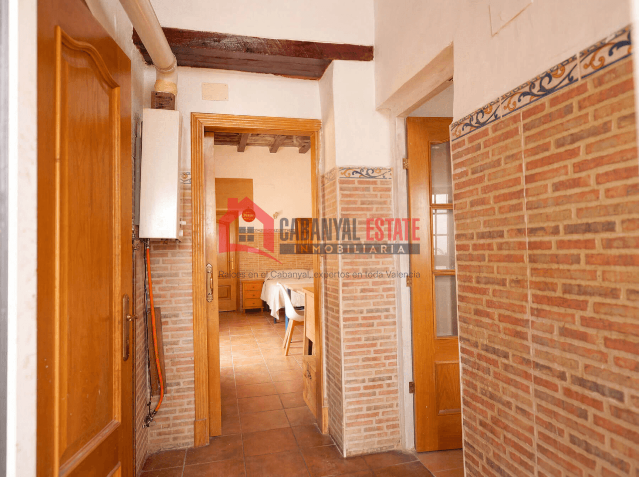 Planta baja con vigas vistas y espectacular patio de 23m²