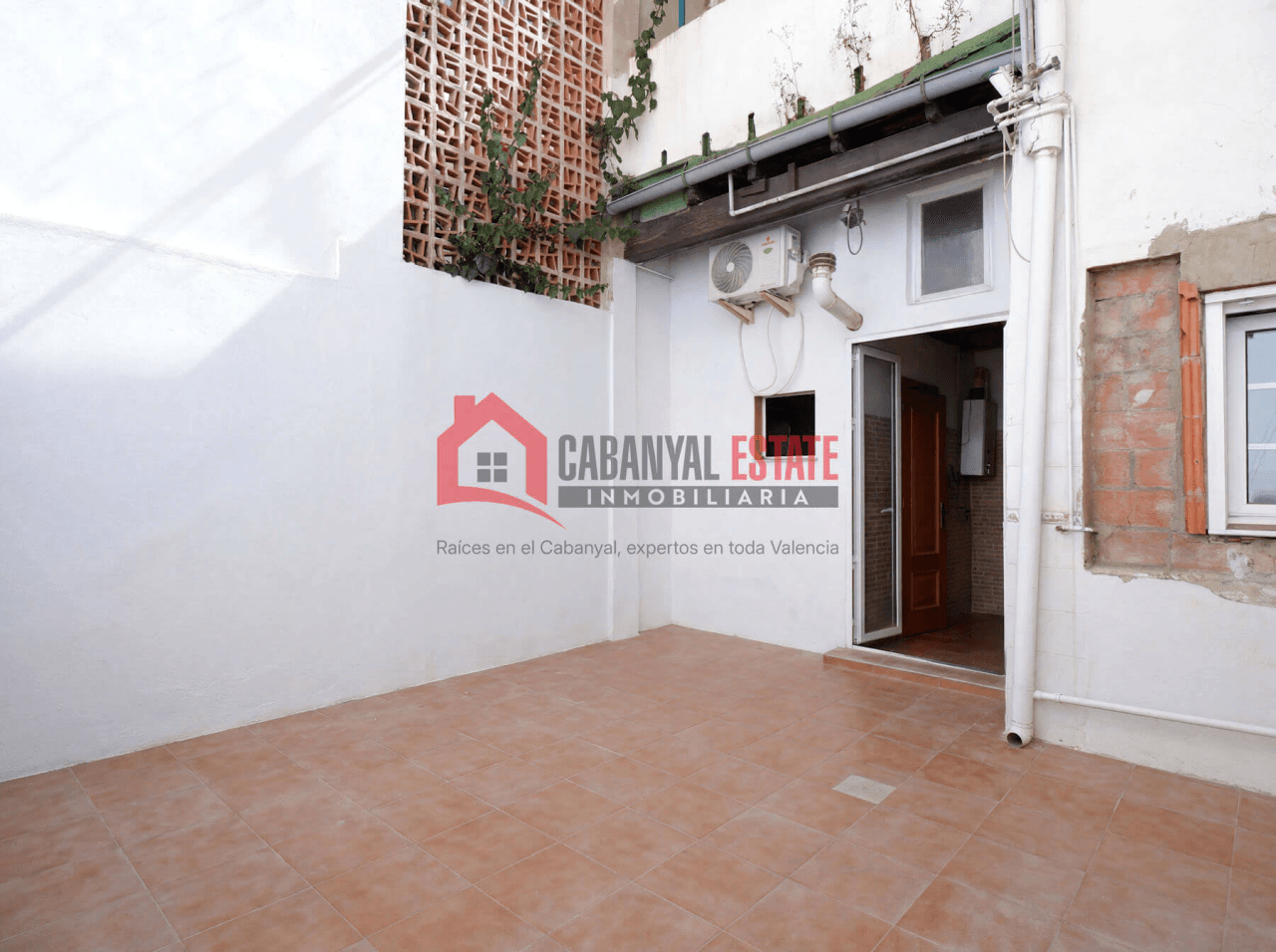 Planta baja con vigas vistas y espectacular patio de 23m²