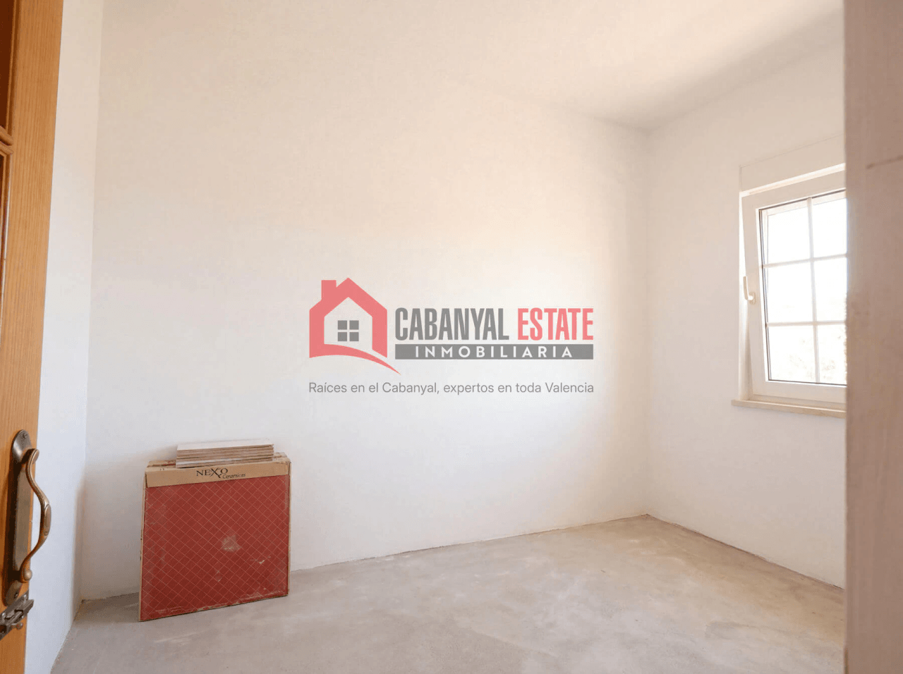 Planta baja con vigas vistas y espectacular patio de 23m²