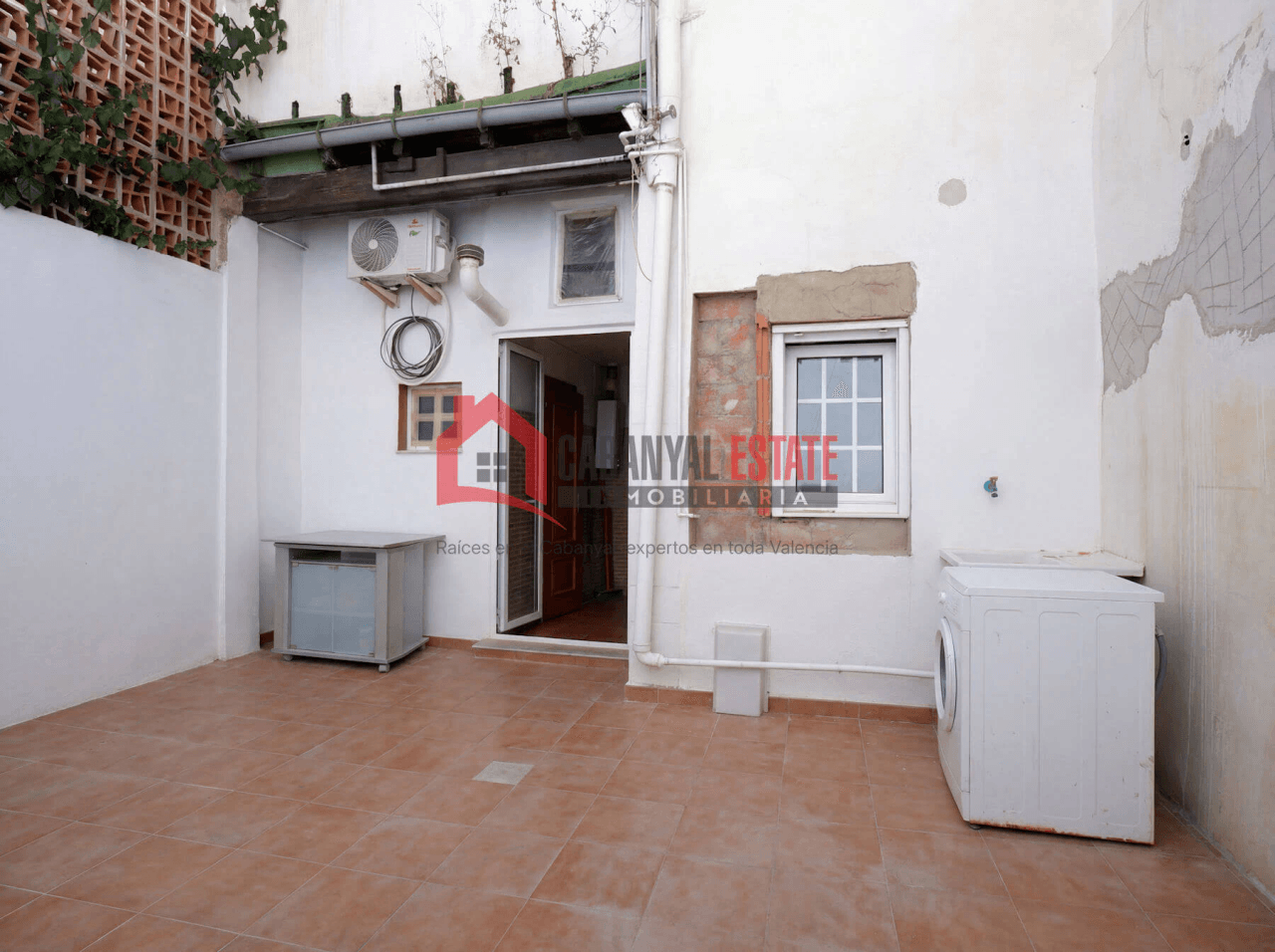 Planta baja con vigas vistas y espectacular patio de 23m²