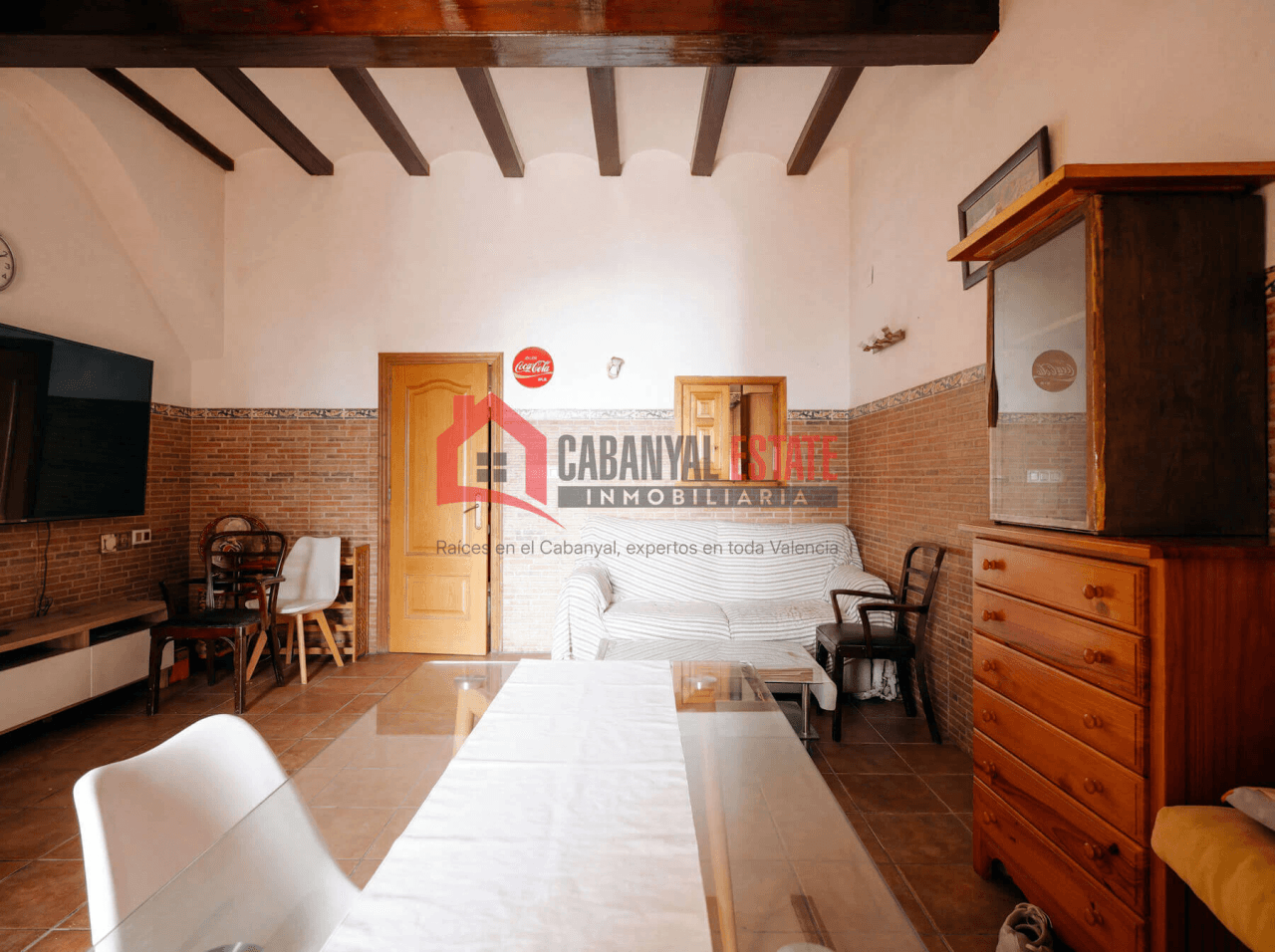 Planta baja con vigas vistas y espectacular patio de 23m²