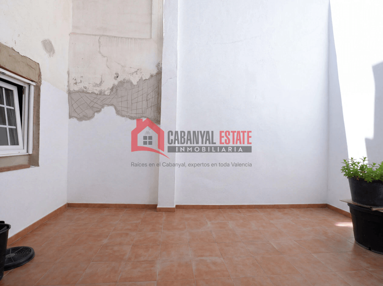 Planta baja con vigas vistas y espectacular patio de 23m²