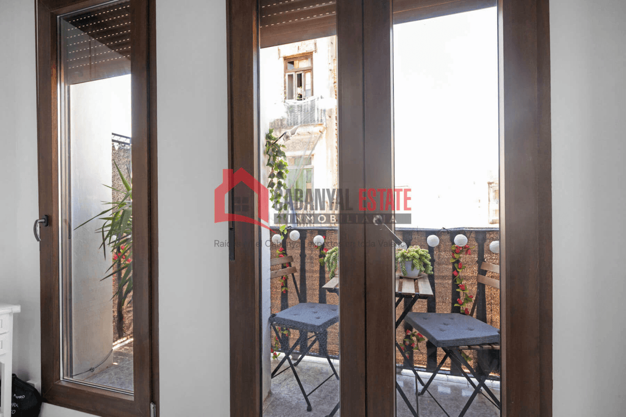 Espectacular piso típico de El Cabanyal reformado con terraza privada y buhardilla
