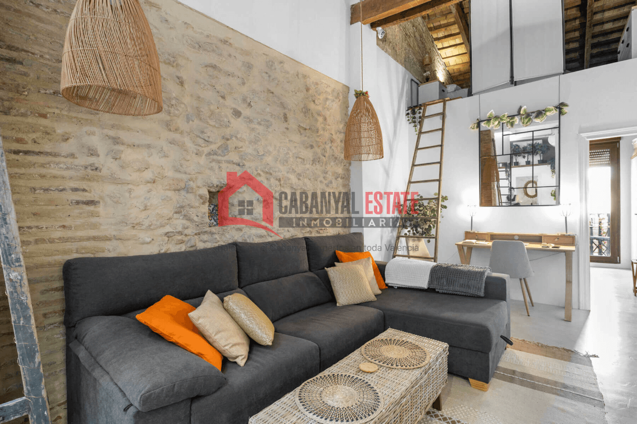 Espectacular piso típico de El Cabanyal reformado con terraza privada y buhardilla