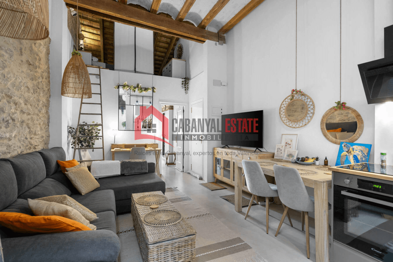 Espectacular piso típico de El Cabanyal reformado con terraza privada y buhardilla