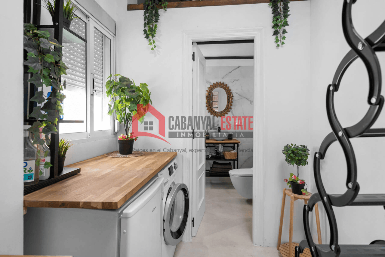 Espectacular piso típico de El Cabanyal reformado con terraza privada y buhardilla