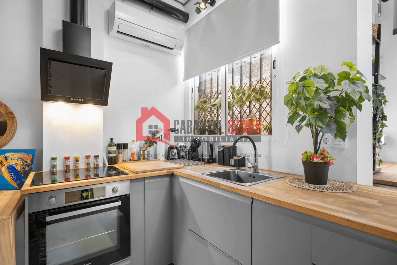 Espectacular piso típico de El Cabanyal reformado con terraza privada y buhardilla