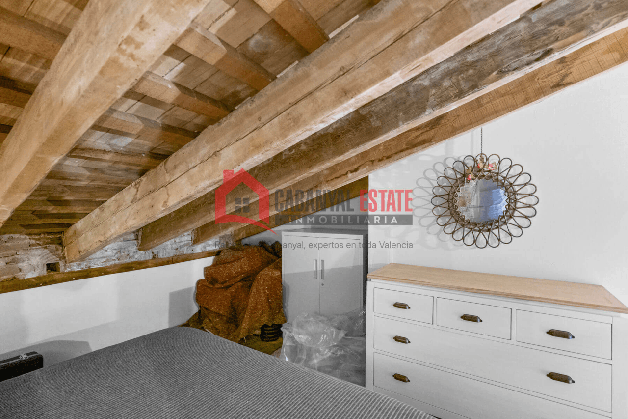 Espectacular piso típico de El Cabanyal reformado con terraza privada y buhardilla