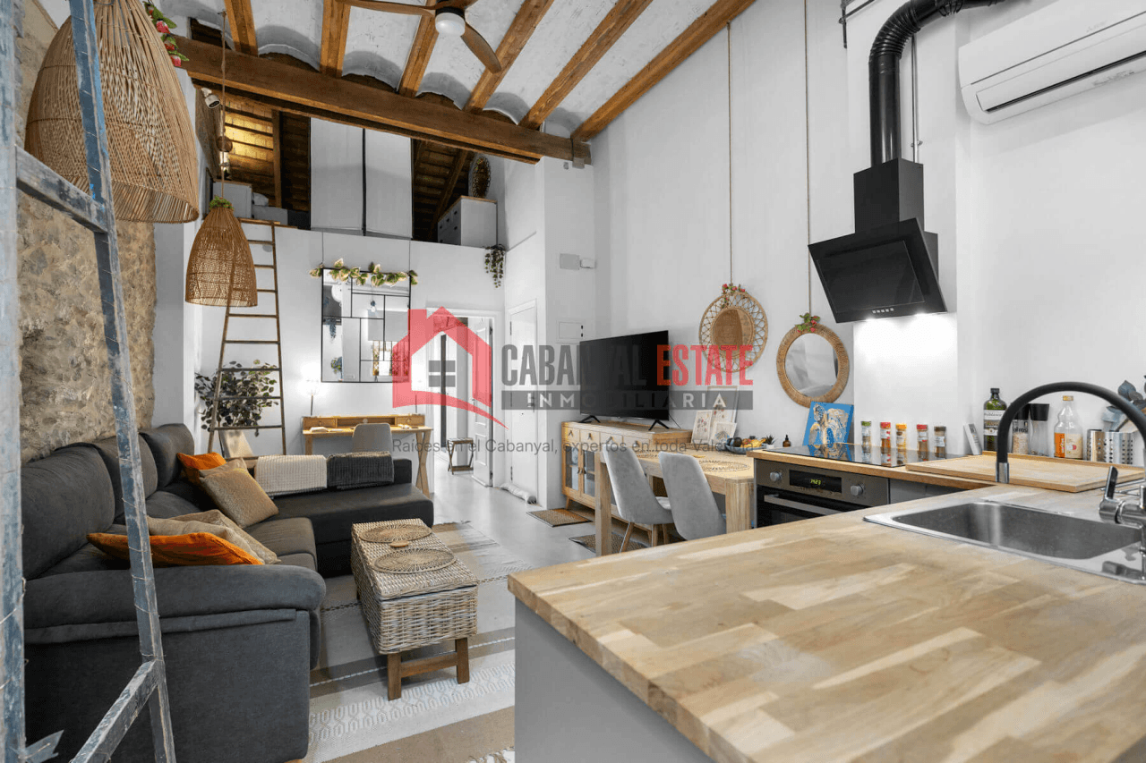 Espectacular piso típico de El Cabanyal reformado con terraza privada y buhardilla