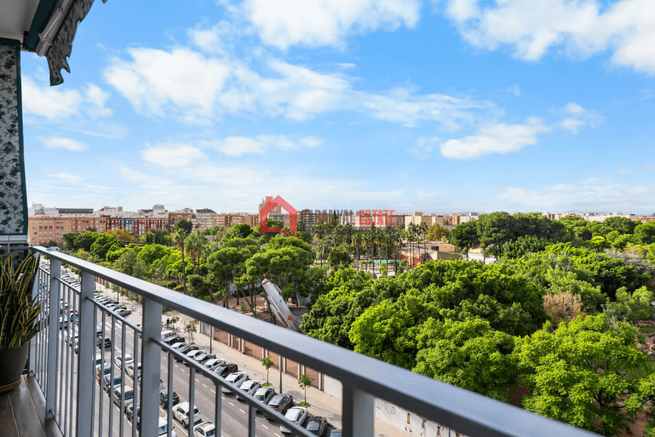 Piso frente al Parque del Oeste. Vistas despejadas, 4 hab. ¡Precio Negociable!