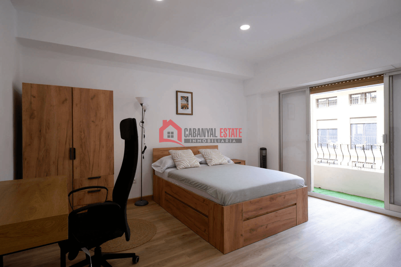 Rooms for rent in a renovated apartment in El Cabanyal.