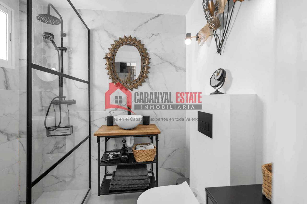Espectacular piso típico de El Cabanyal reformado con terraza privada y buhardilla