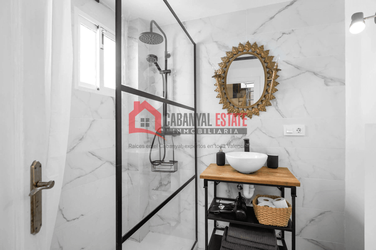 Espectacular piso típico de El Cabanyal reformado con terraza privada y buhardilla