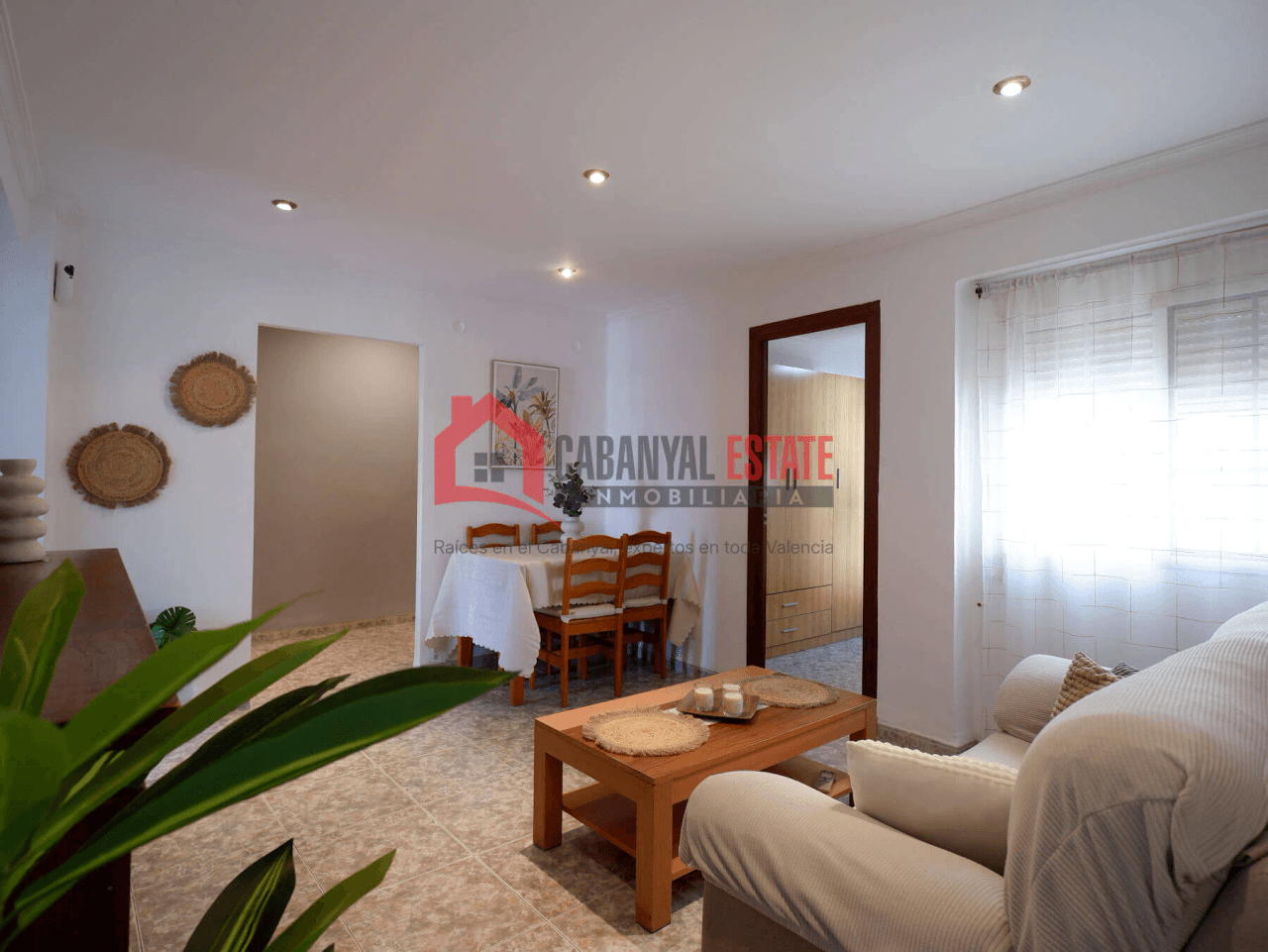 Se alquila apartamento de 3 habitaciones en El Cabanyal.