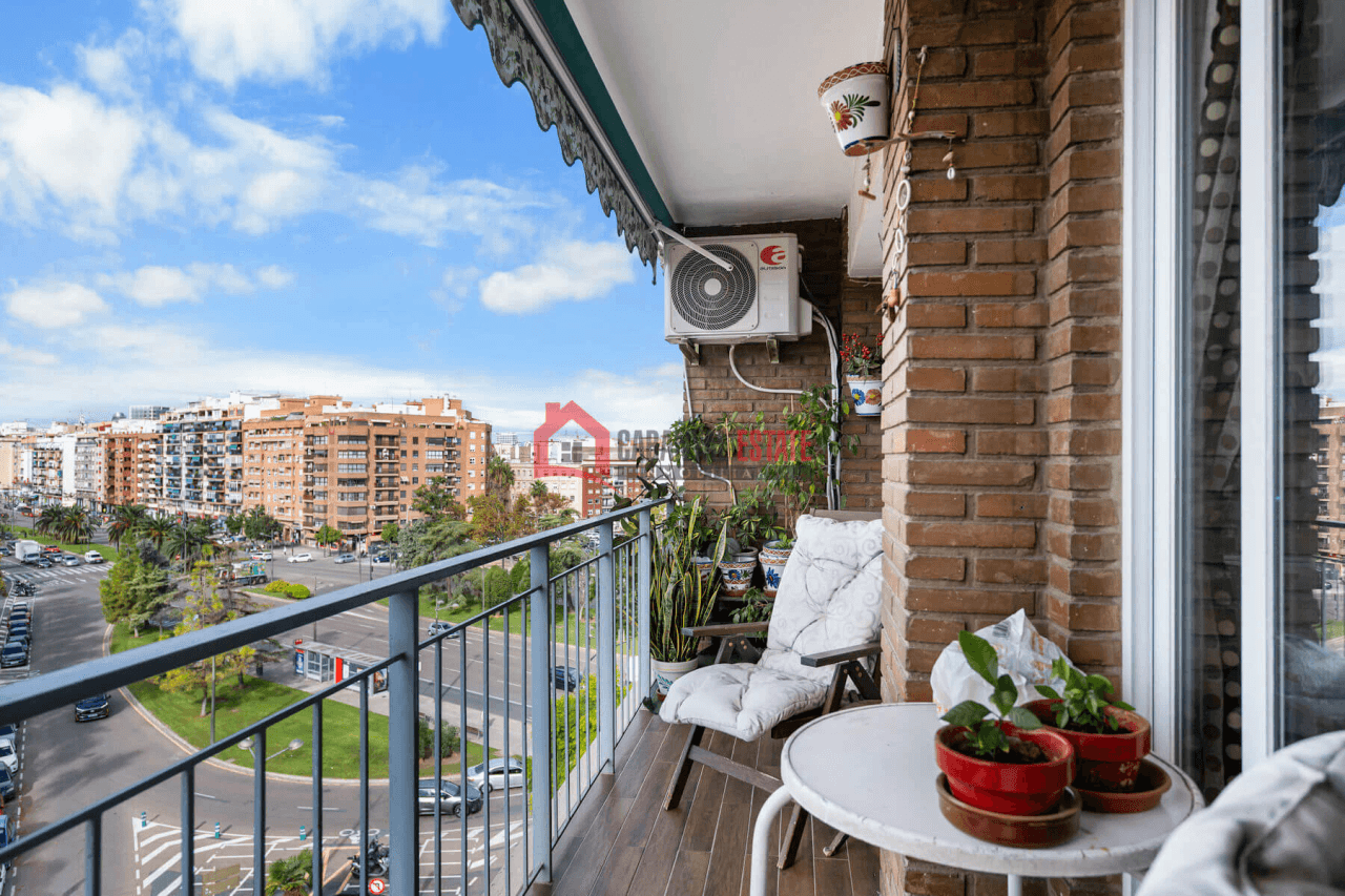 Piso frente al Parque del Oeste. Vistas despejadas, 4 habitaciones