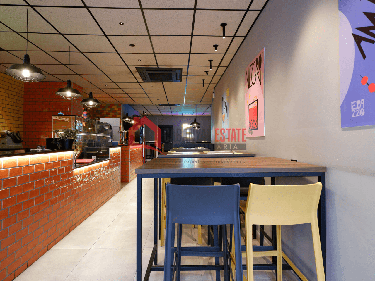 Unique opportunity in Ruzafa: bar-cafeteria with terrace and smoke extraction, ready to operate.