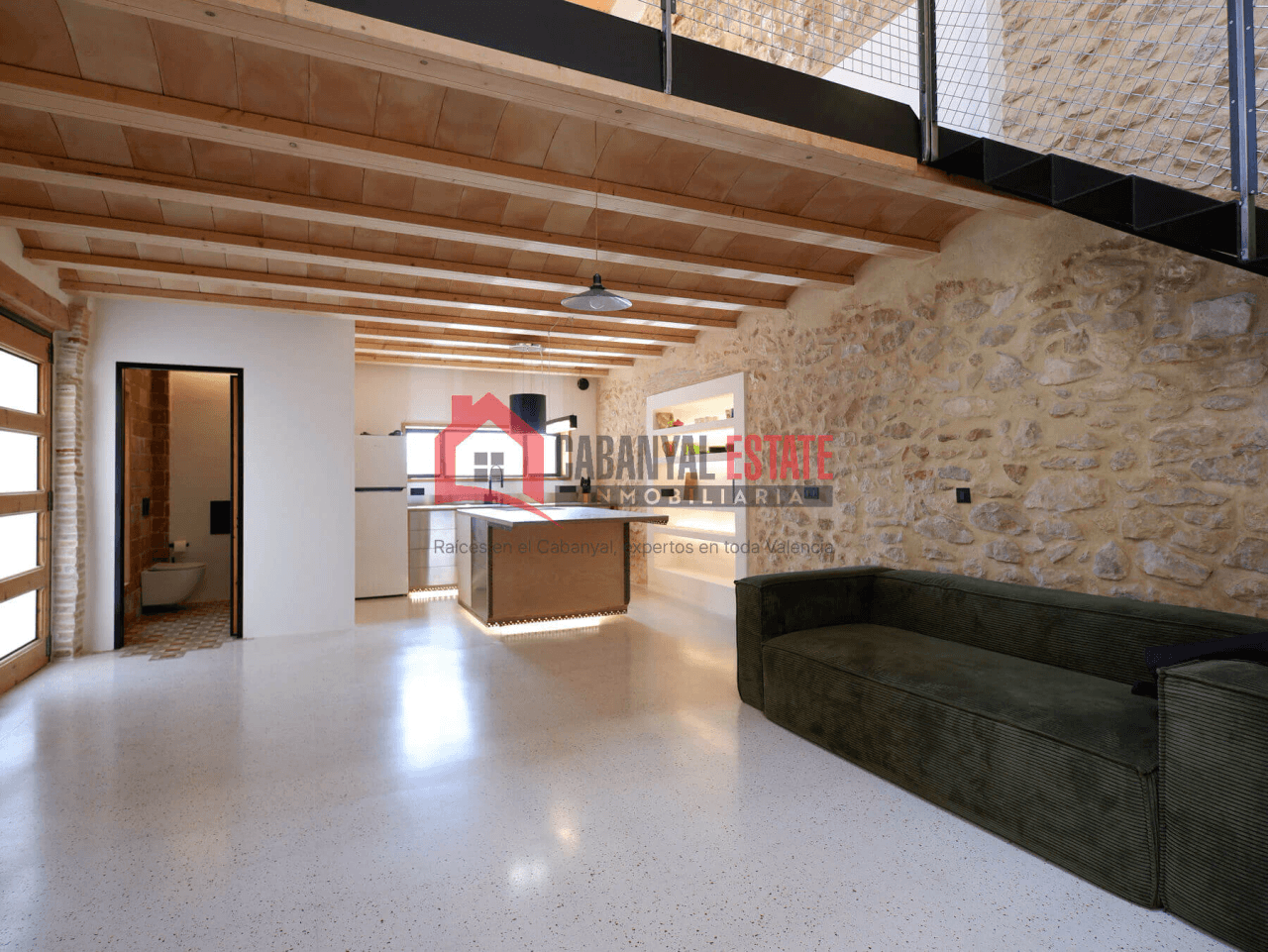 Encantadora casa de pueblo renovada con alma industrial en Borbotó