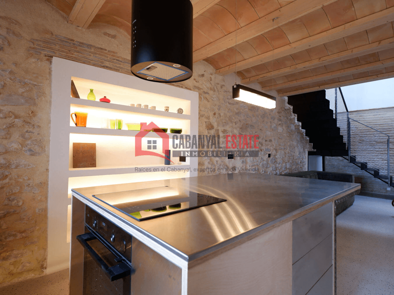 Encantadora casa de pueblo renovada con alma industrial en Borbotó
