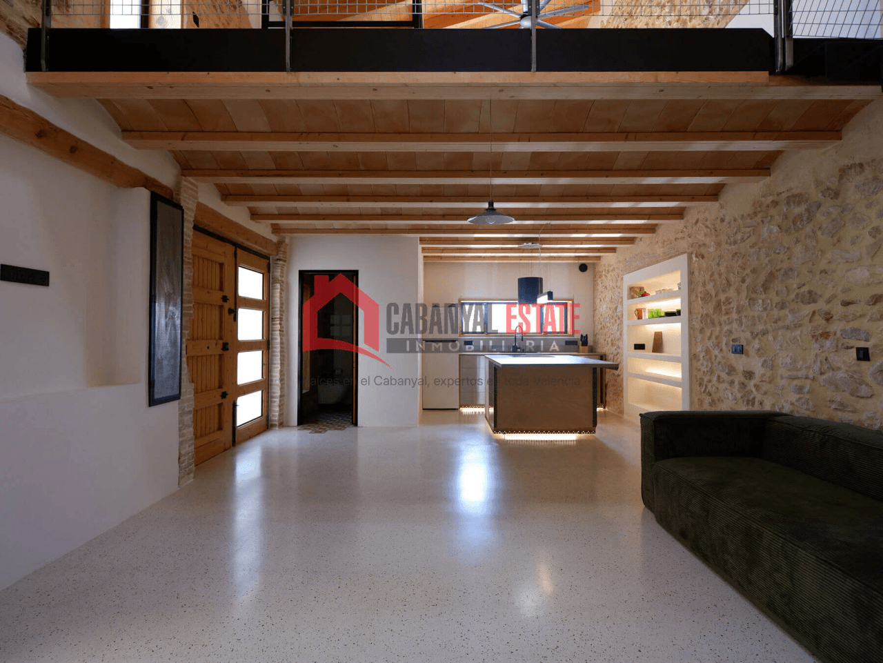 Encantadora casa de pueblo renovada con alma industrial en Borbotó