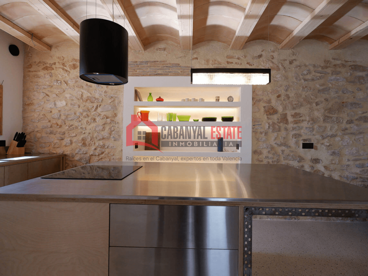 Encantadora casa de pueblo renovada con alma industrial en Borbotó