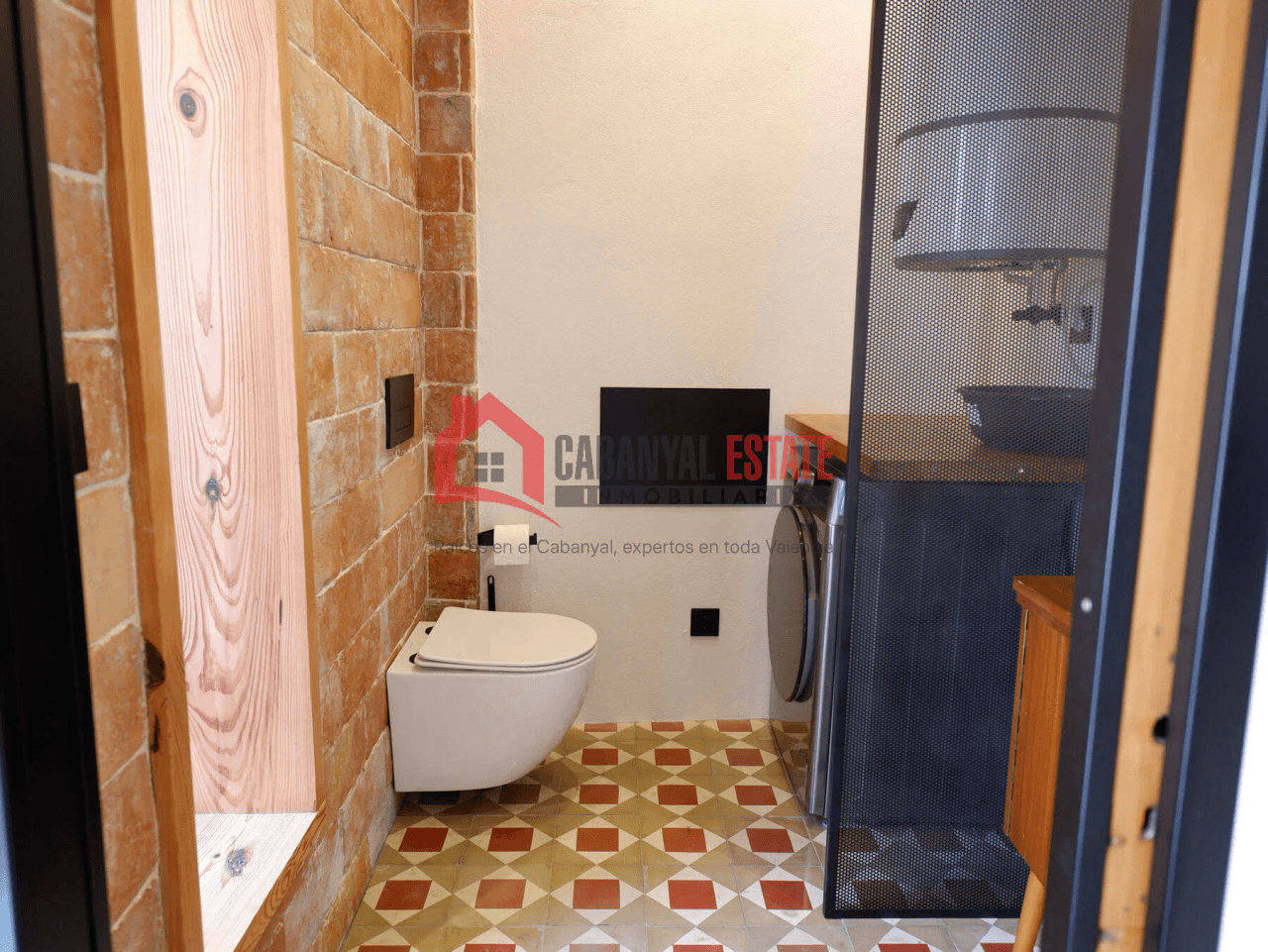 Encantadora casa de pueblo renovada con alma industrial en Borbotó