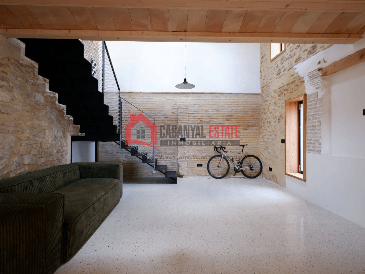 Encantadora casa de pueblo renovada con alma industrial en Borbotó