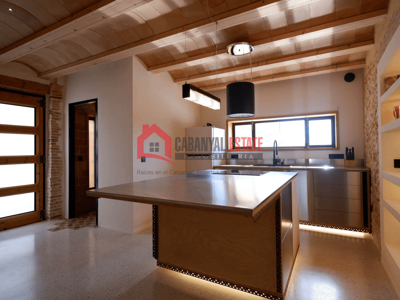Encantadora casa de pueblo renovada con alma industrial en Borbotó