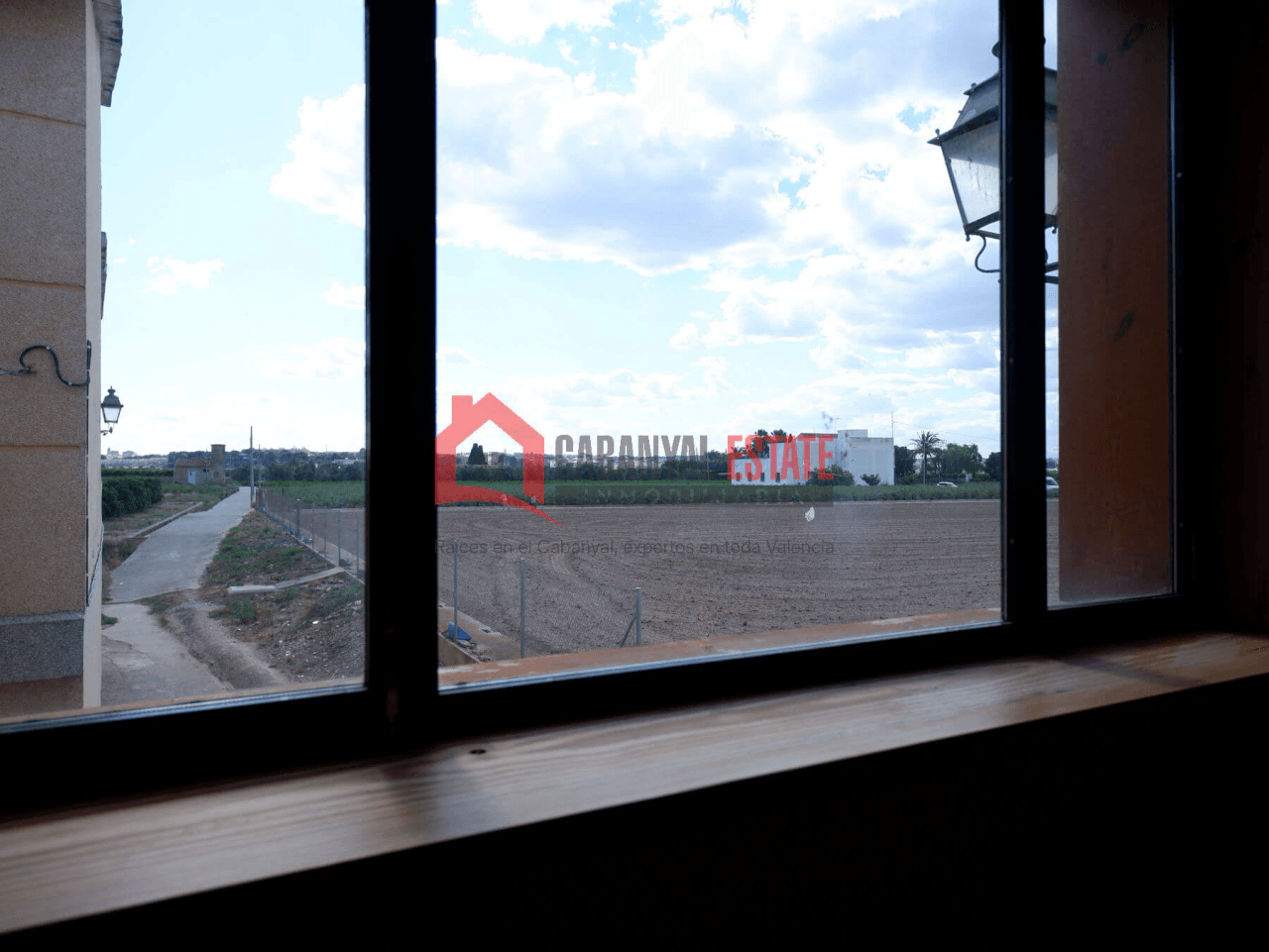 Encantadora casa de pueblo renovada con alma industrial en Borbotó