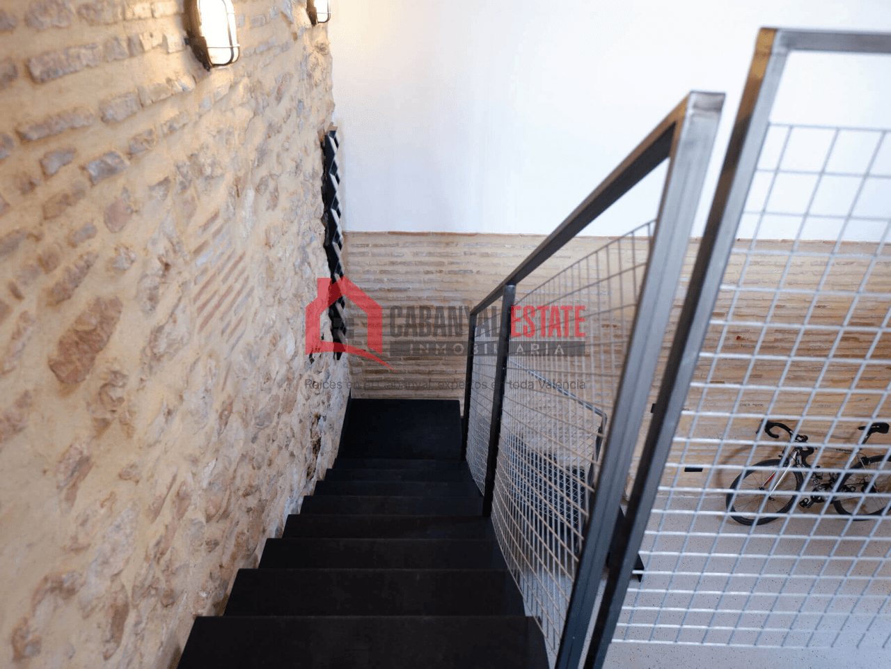 Encantadora casa de pueblo renovada con alma industrial en Borbotó