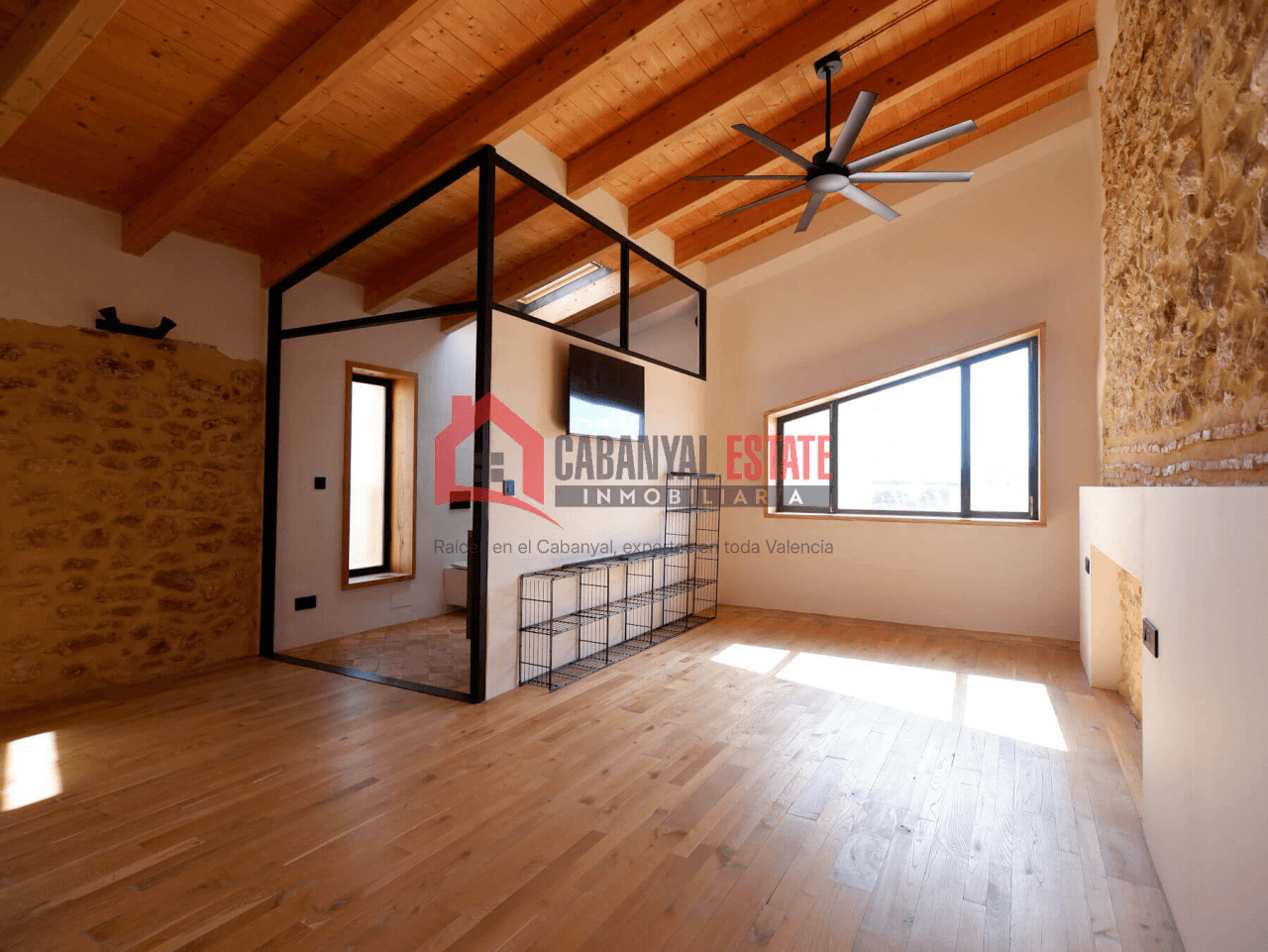 Encantadora casa de pueblo renovada con alma industrial en Borbotó