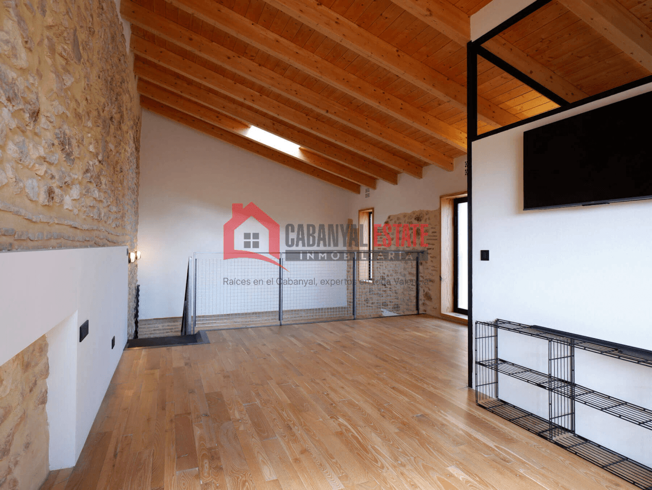 Encantadora casa de pueblo renovada con alma industrial en Borbotó
