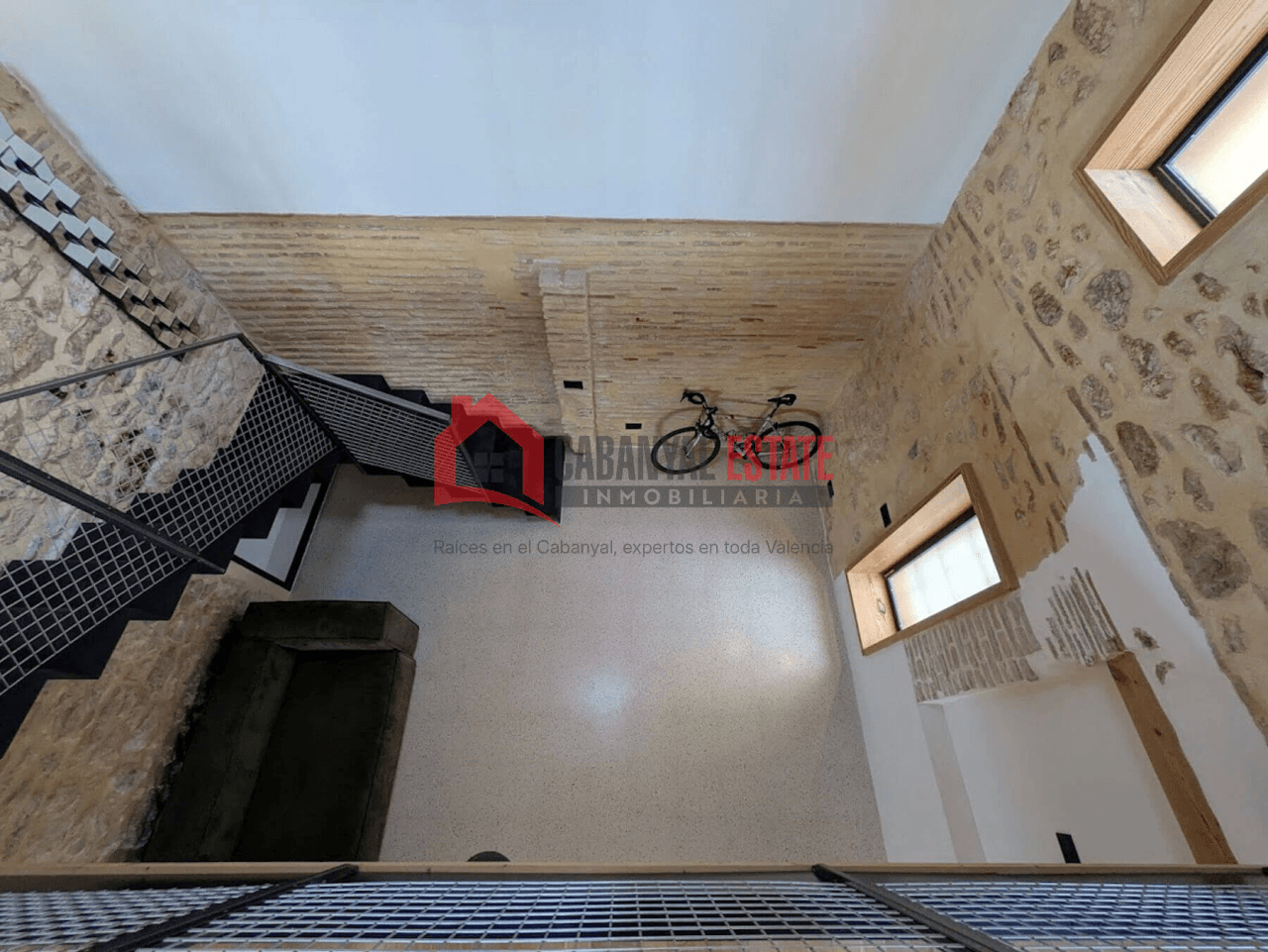 Encantadora casa de pueblo renovada con alma industrial en Borbotó