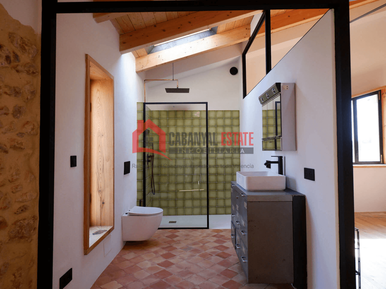 Encantadora casa de pueblo renovada con alma industrial en Borbotó