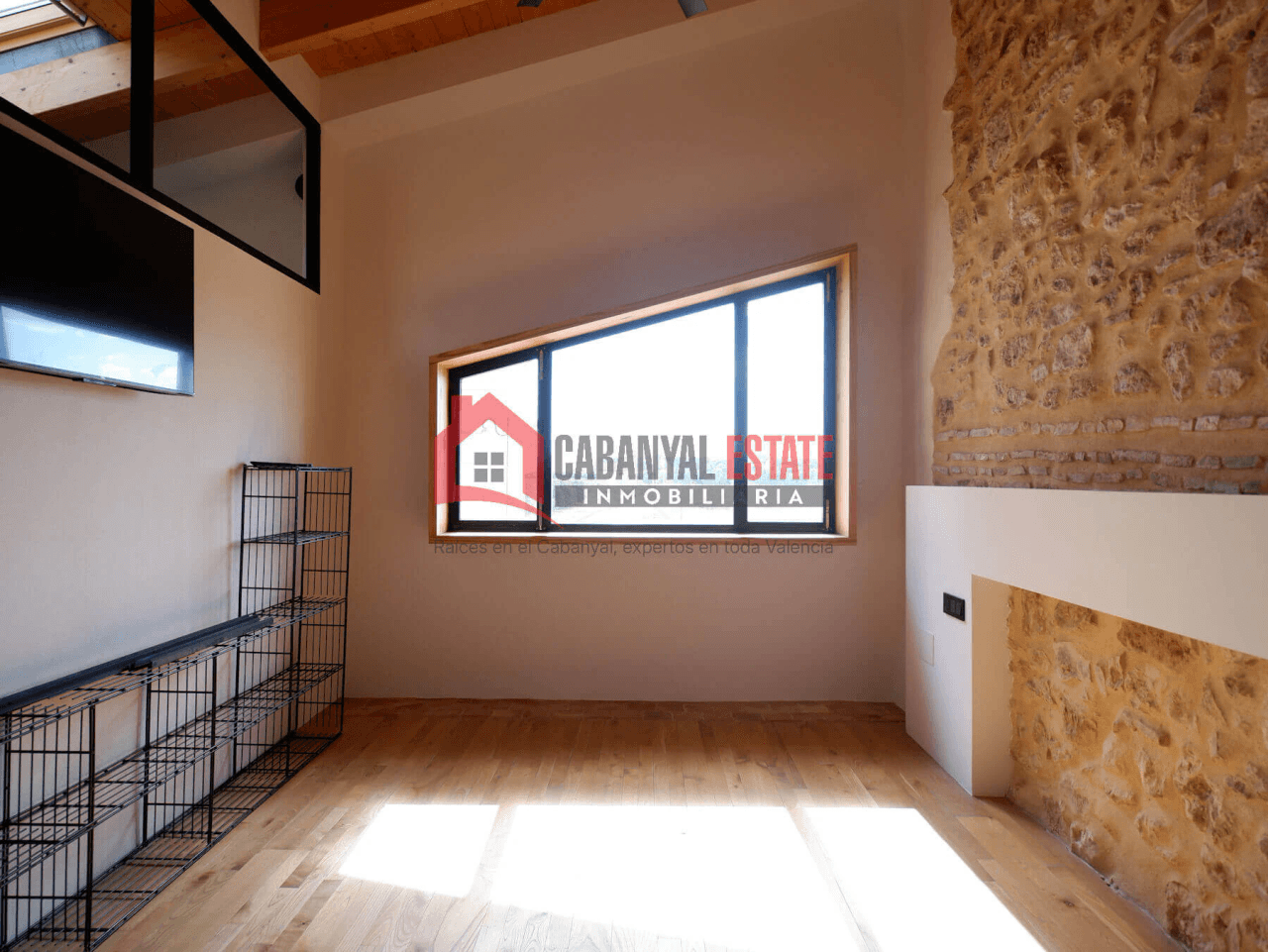 Encantadora casa de pueblo renovada con alma industrial en Borbotó