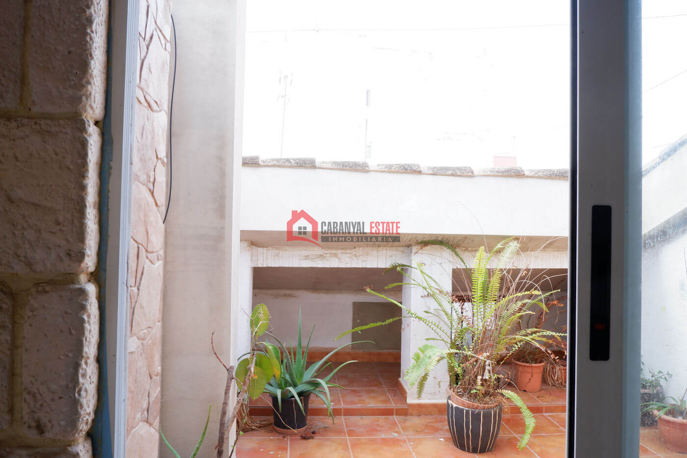For sale spacious house with garage in El Cabanyal